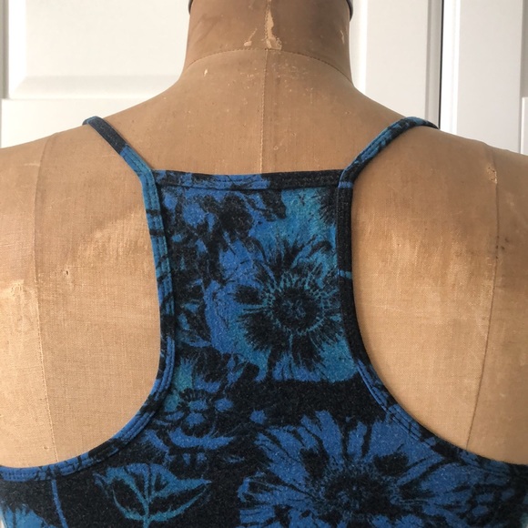 Blue flower motif tank. - Picture 4 of 4